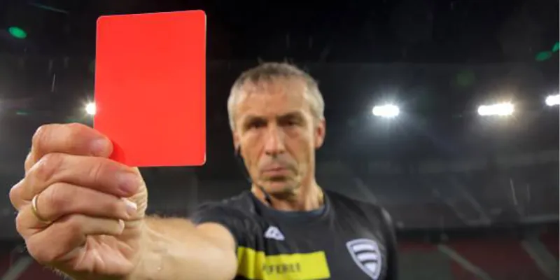 Những tình huống dễ dẫn đến án treo giò trong bóng đá