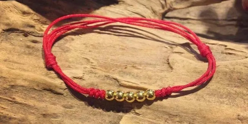 Cách làm bùa đánh bài bằng dây chuyền hoặc vòng tay