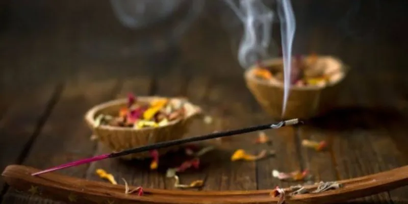 Đốt nhang trầm hoặc hương thơm ngát
