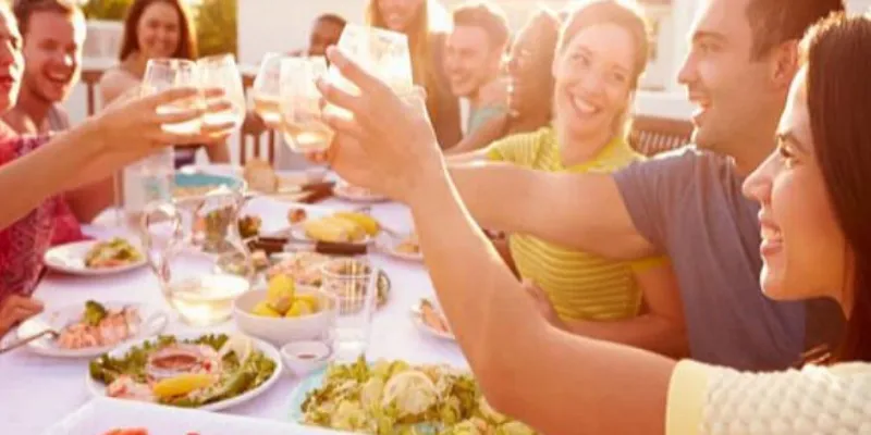 Nằm mơ thấy ăn uống trong một nhóm lớn